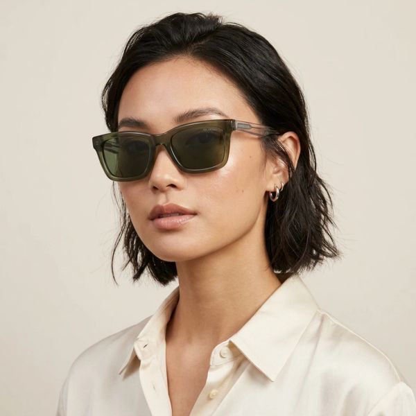 Kính mát SKECHERS SE00043 96R – người mẫu đeo kính