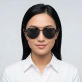 Kính mát SKECHERS SE00038 02D – người mẫu đeo kính