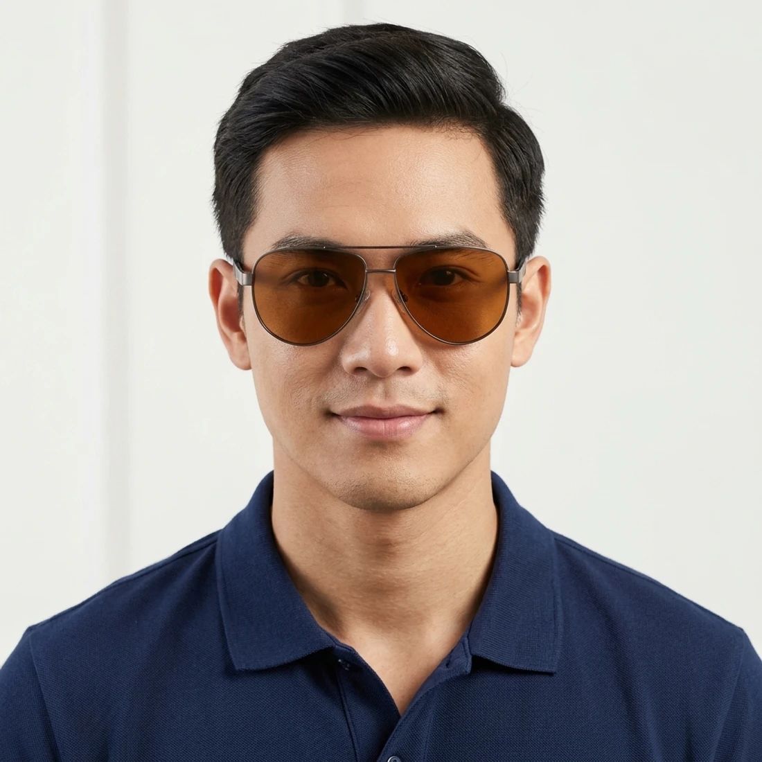 Kính mát SKECHERS SE00038 09H – người mẫu đeo kính