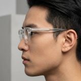 Gọng kính VALENTINO RUDY VR25172 C12 – người mẫu đeo kính