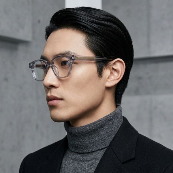 Gọng kính VALENTINO RUDY VR25172 C2 – người mẫu đeo kính