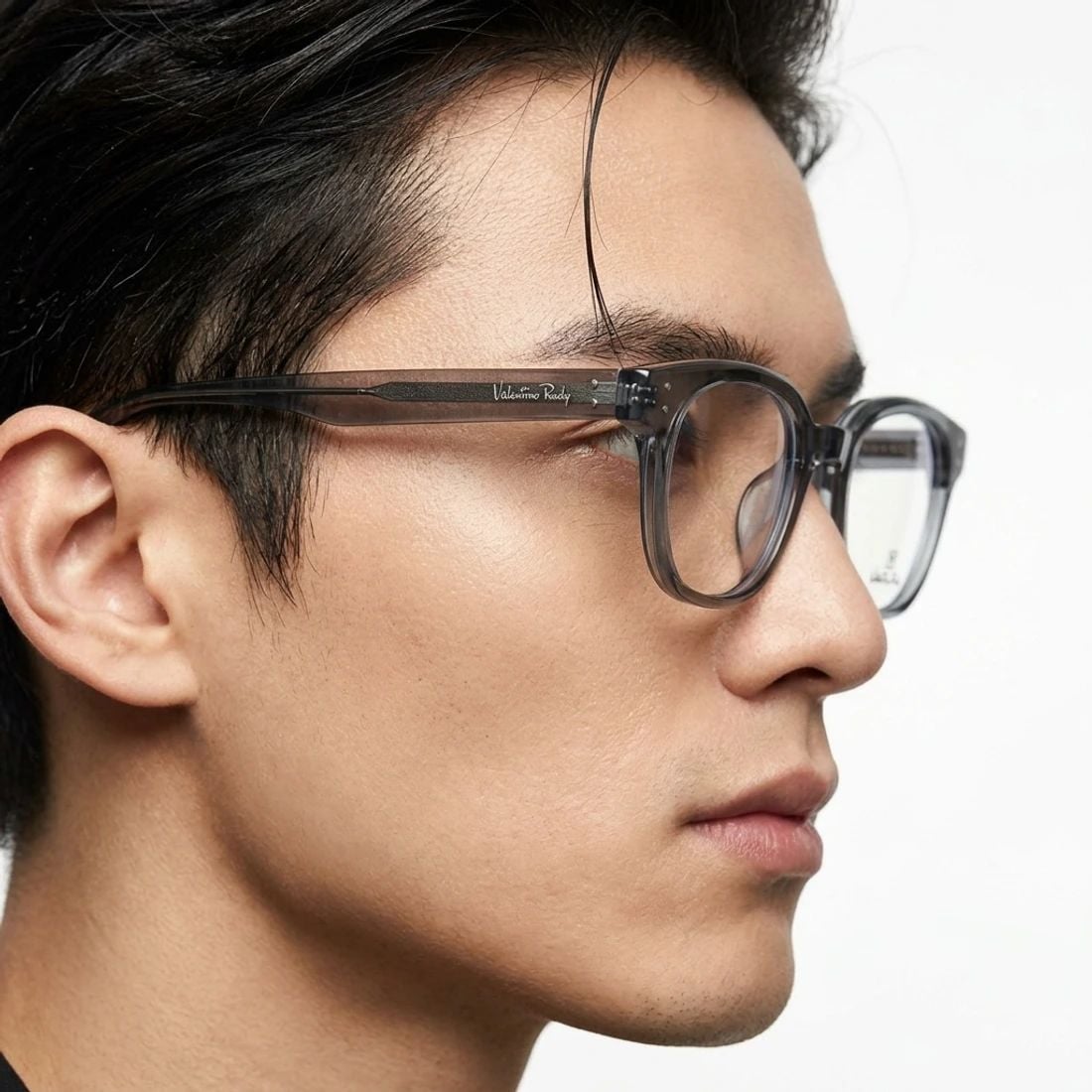 Gọng kính VALENTINO RUDY VR25172 C23 – người mẫu đeo kính