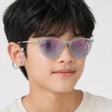 Kính mát trẻ em Rayban Junior RJ9060SF 7223U0 - Xanh dương trong suốt – người mẫu đeo kính
