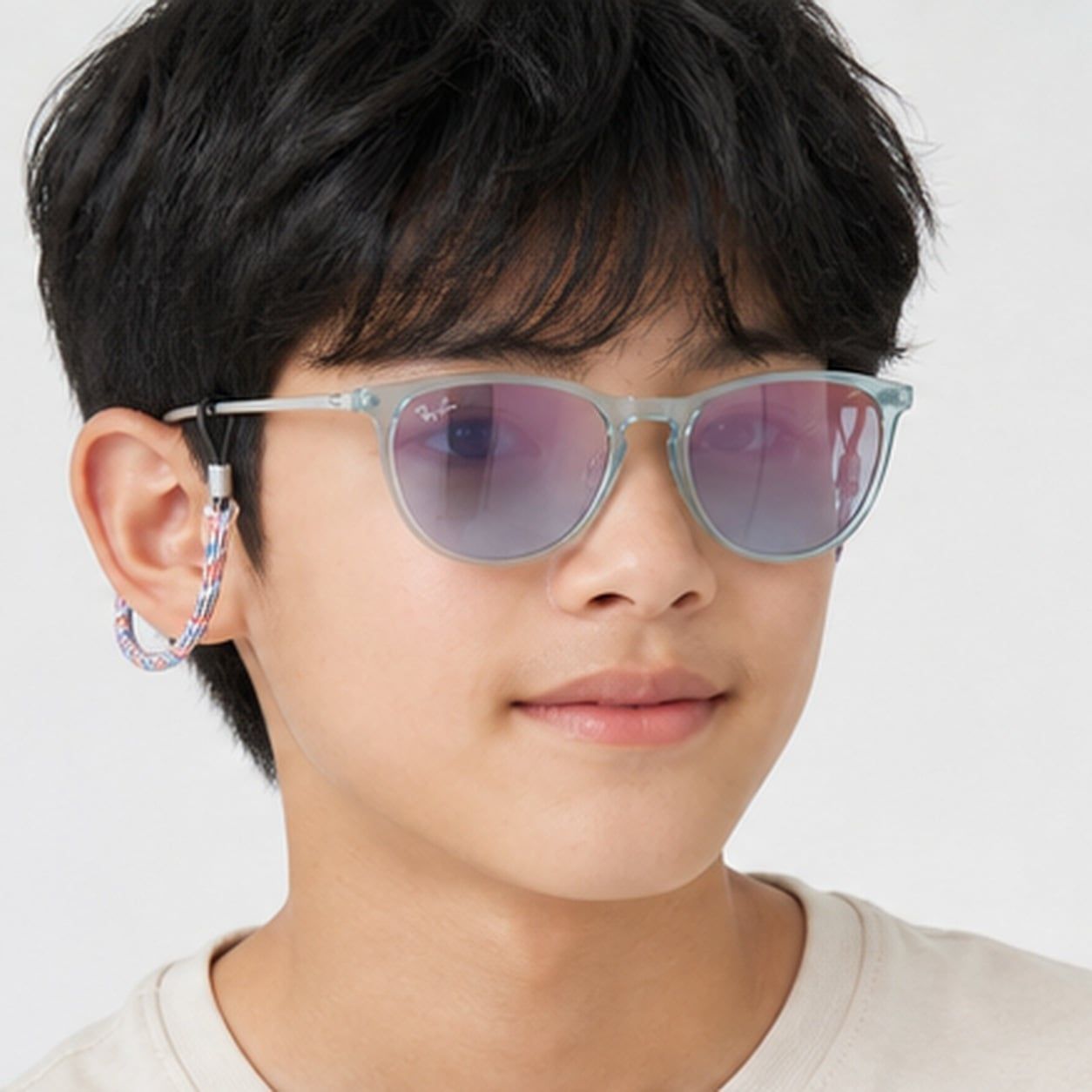 Kính mát trẻ em Rayban Junior RJ9060SF 7223U0 - Xanh dương trong suốt – người mẫu đeo kính