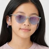 Kính mát trẻ em Rayban Junior RJ9060SF 7223U0 - Xanh dương trong suốt – người mẫu đeo kính