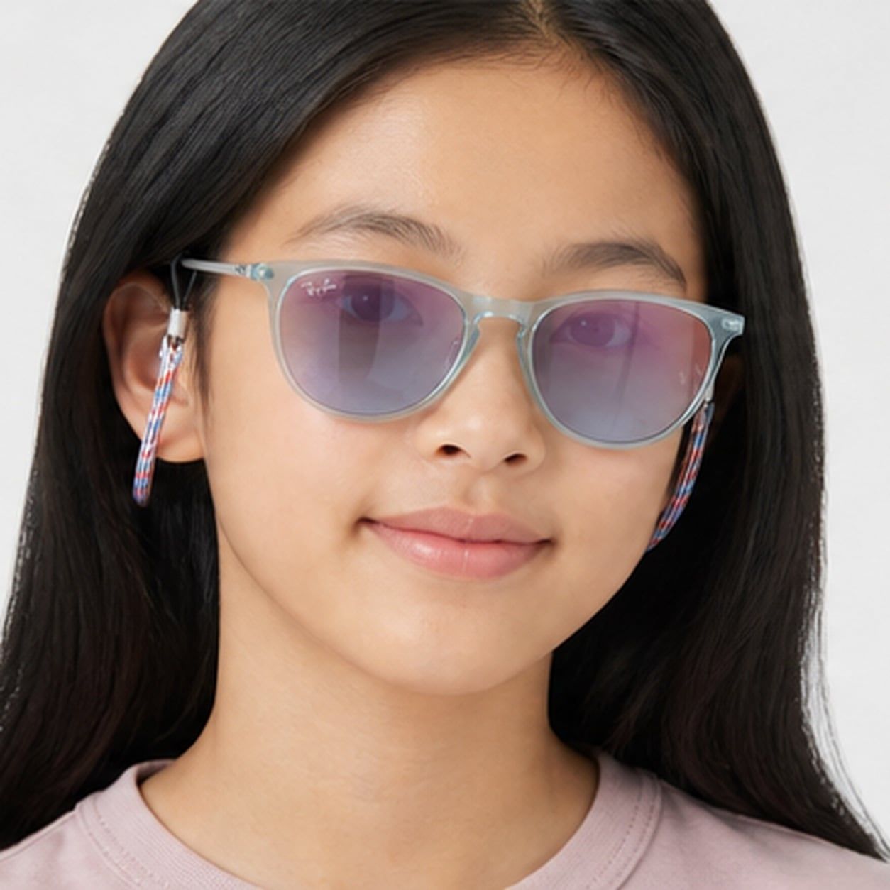 Kính mát trẻ em Rayban Junior RJ9060SF 7223U0 - Xanh dương trong suốt – người mẫu đeo kính