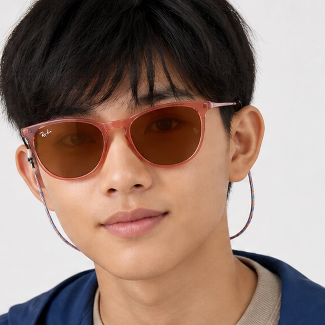 Kính mát trẻ em Rayban Junior RJ9060SF 7225S0 - Đỏ trong suốt – người mẫu đeo kính