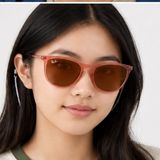 Kính mát trẻ em Rayban Junior RJ9060SF 7225S0 - Đỏ trong suốt – người mẫu đeo kính