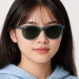 Kính mát trẻ em Rayban Junior RJ9077SF 719471 - Xanh dương trong suốt – người mẫu đeo kính