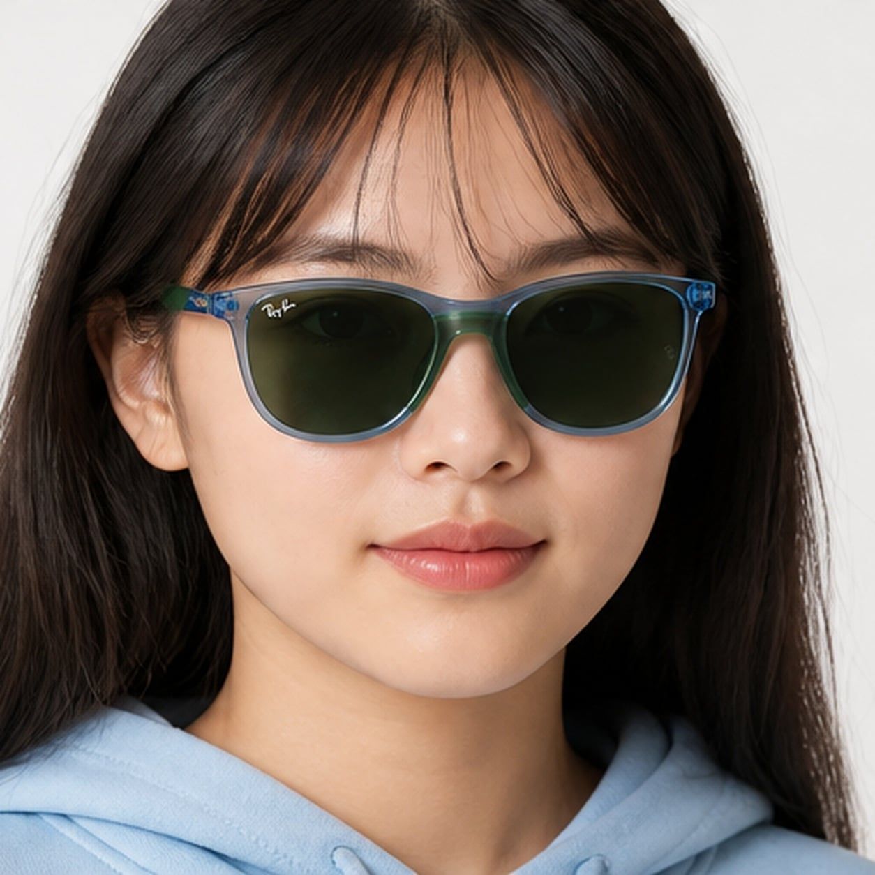 Kính mát trẻ em Rayban Junior RJ9077SF 719471 - Xanh dương trong suốt – người mẫu đeo kính