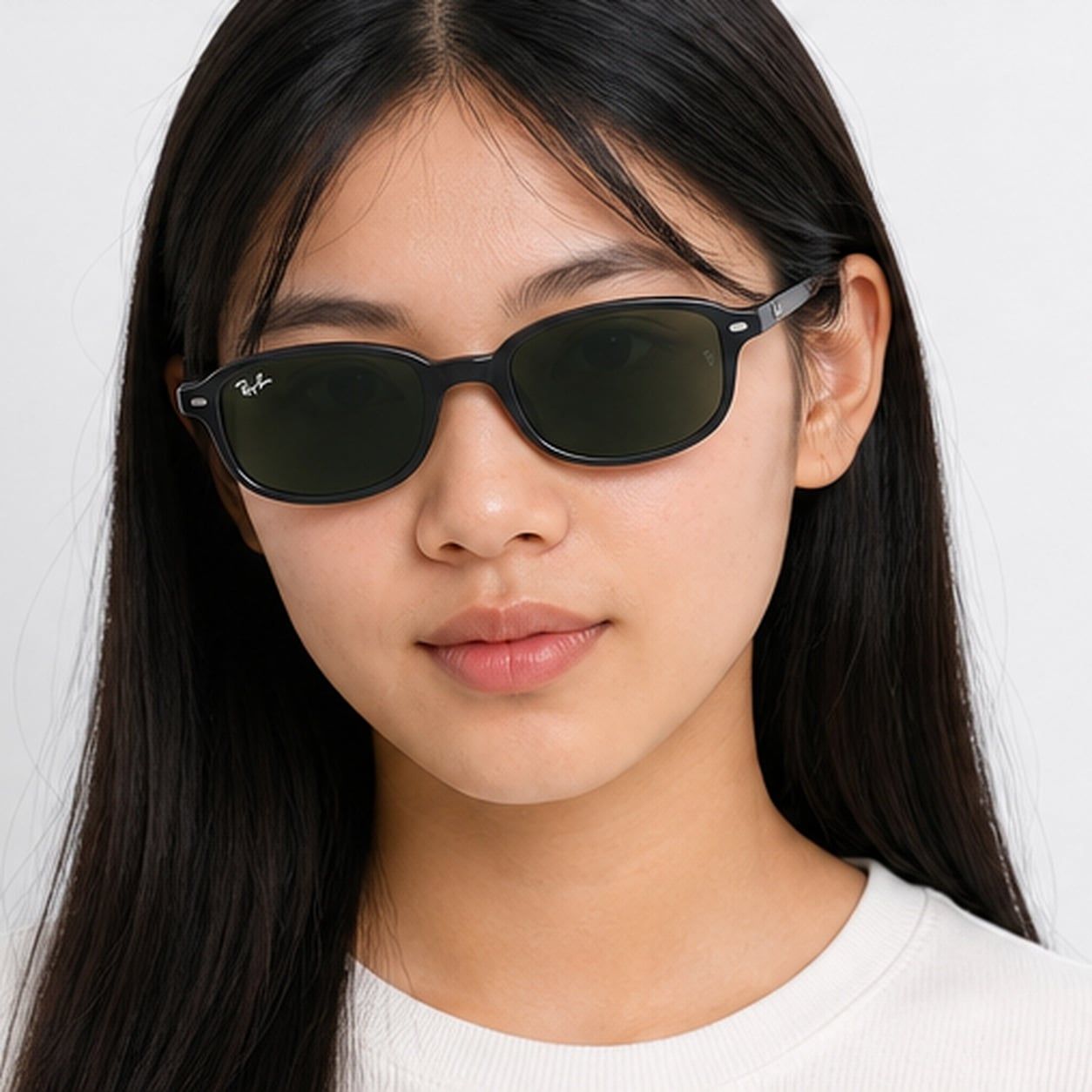 Kính mát trẻ em Rayban Junior RJ9132SF 100/31 - Đen – người mẫu đeo kính