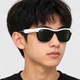 Kính mát trẻ em Rayban Junior RJ9140SF 721171 - Trắng phối đen – người mẫu đeo kính