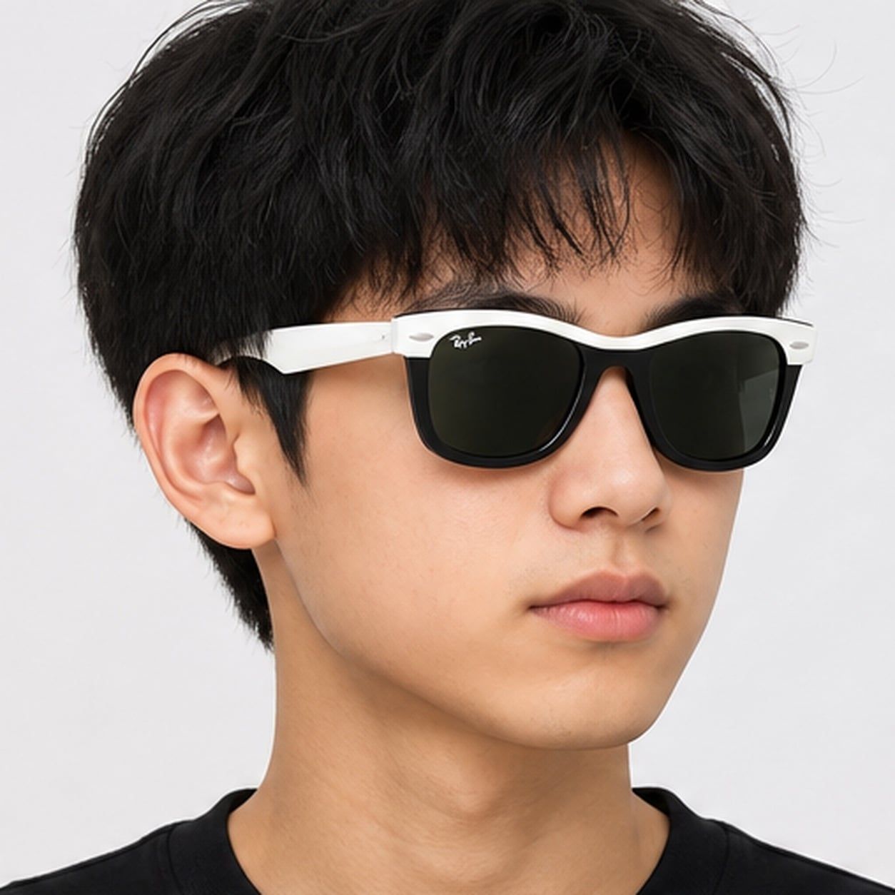 Kính mát trẻ em Rayban Junior RJ9140SF 721171 - Trắng phối đen – người mẫu đeo kính