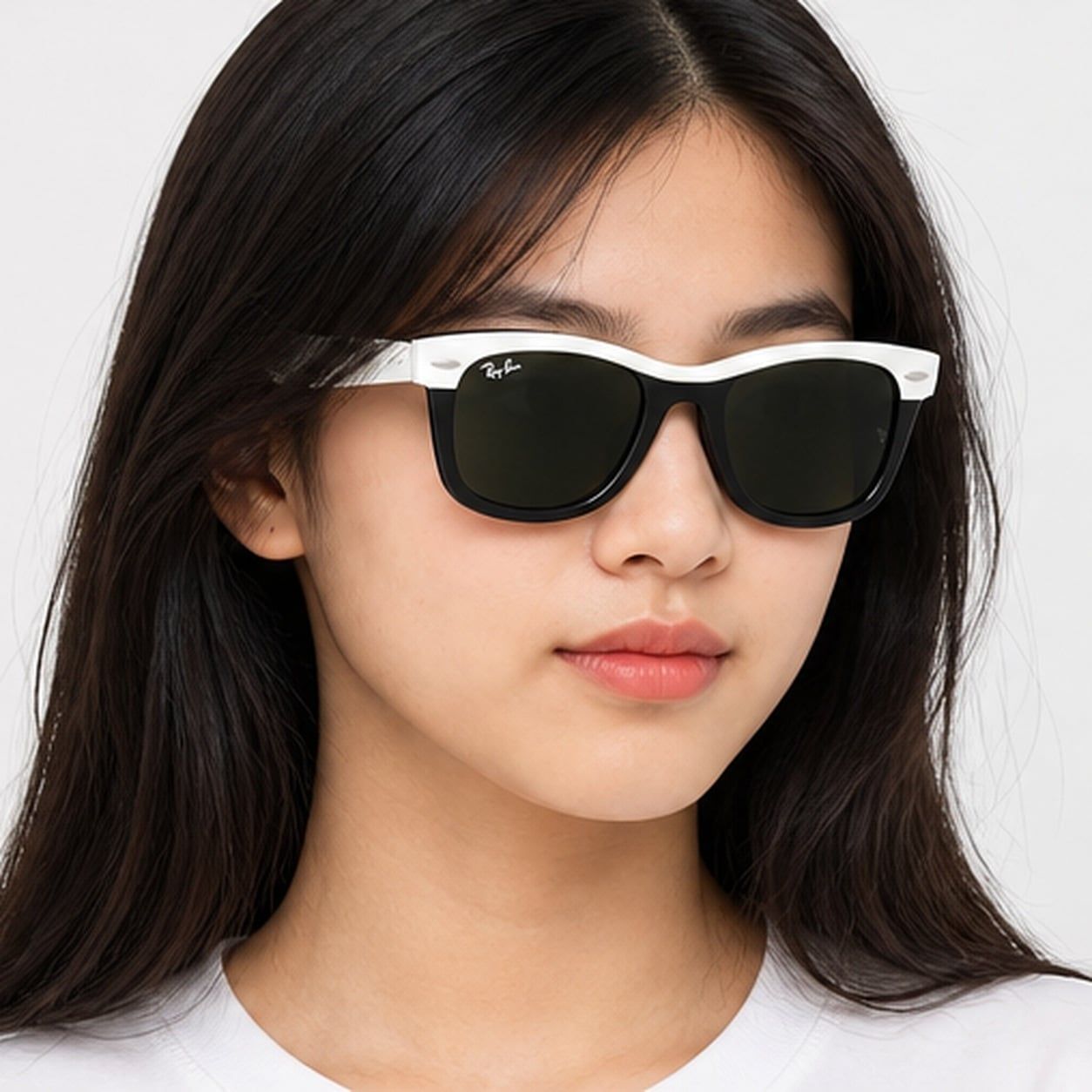 Kính mát trẻ em Rayban Junior RJ9140SF 721171 - Trắng phối đen – người mẫu đeo kính