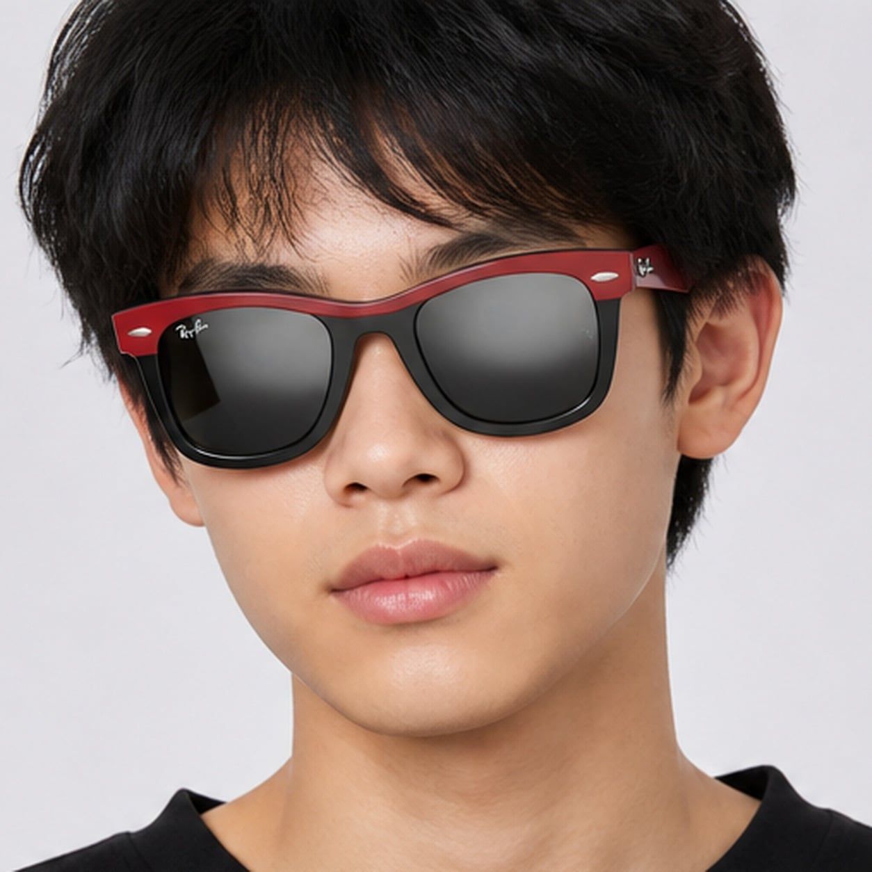 Kính mát trẻ em Rayban Junior RJ9140SF 721588 - Đỏ phối đen – người mẫu đeo kính