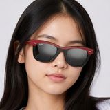 Kính mát trẻ em Rayban Junior RJ9140SF 721588 - Đỏ phối đen – người mẫu đeo kính