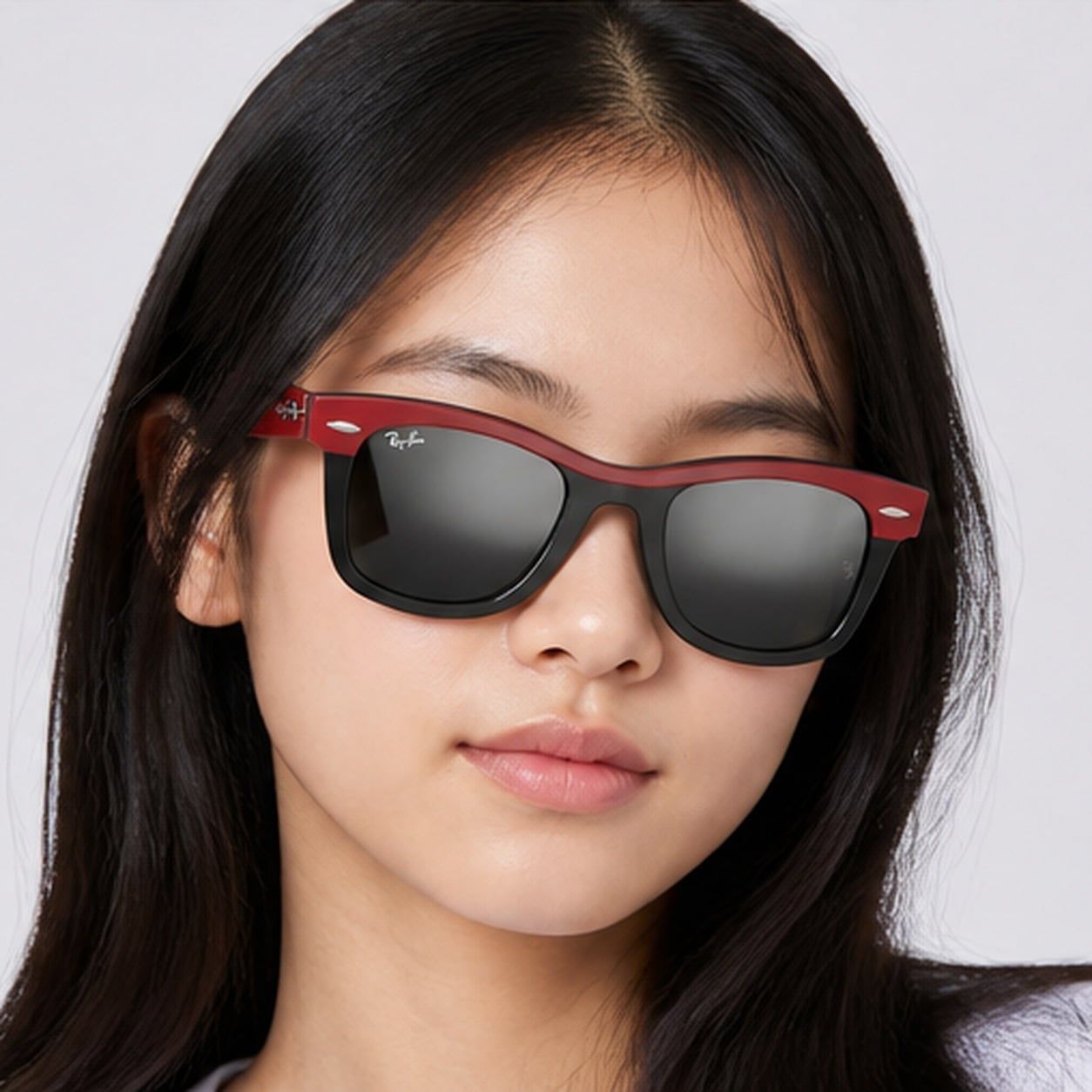 Kính mát trẻ em Rayban Junior RJ9140SF 721588 - Đỏ phối đen – người mẫu đeo kính