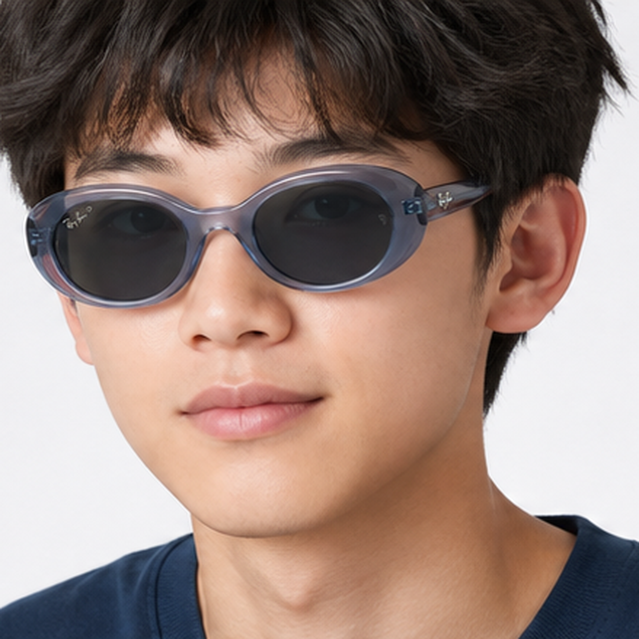 Kính mát trẻ em Rayban Junior RJ9141SF 721681 - Xanh dương trong suốt – người mẫu đeo kính