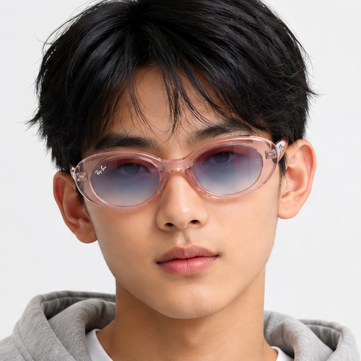 Kính mát trẻ em Rayban Junior RJ9141SF 7218U0 - Hồng trong suốt – người mẫu đeo kính