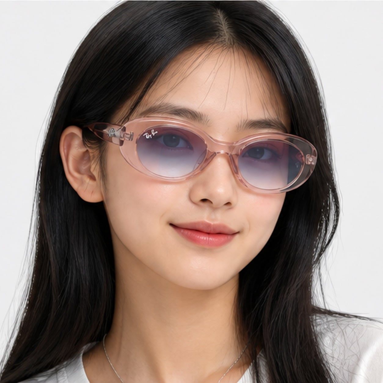 Kính mát trẻ em Rayban Junior RJ9141SF 7218U0 - Hồng trong suốt – người mẫu đeo kính
