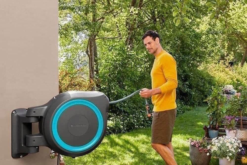 bo voi tuoi treo tuong day cuon tu dong 30m gardena 18625 20