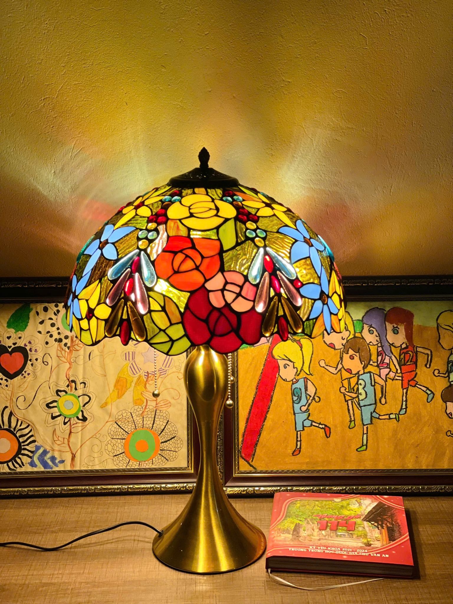 den quy toc tiffany cao 60cm chao rong 40cm