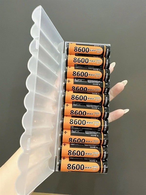 Pin Đài 8600mAh / Pin Loa Tròn Xịn (1 đầu bằng,1 đầu nhọn) ( cả vỹ -2k)