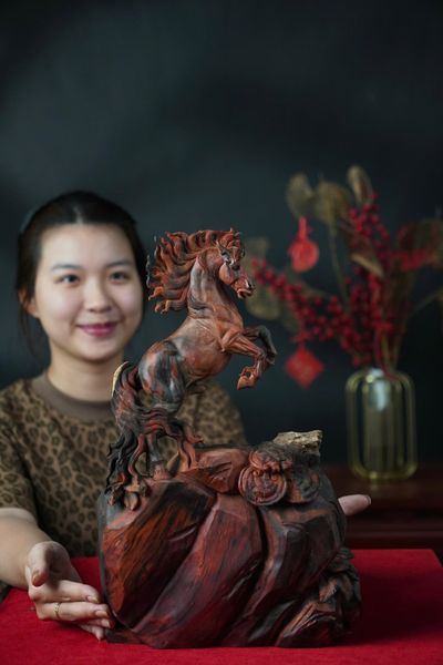 nhất mã phi thiên gỗ trắc