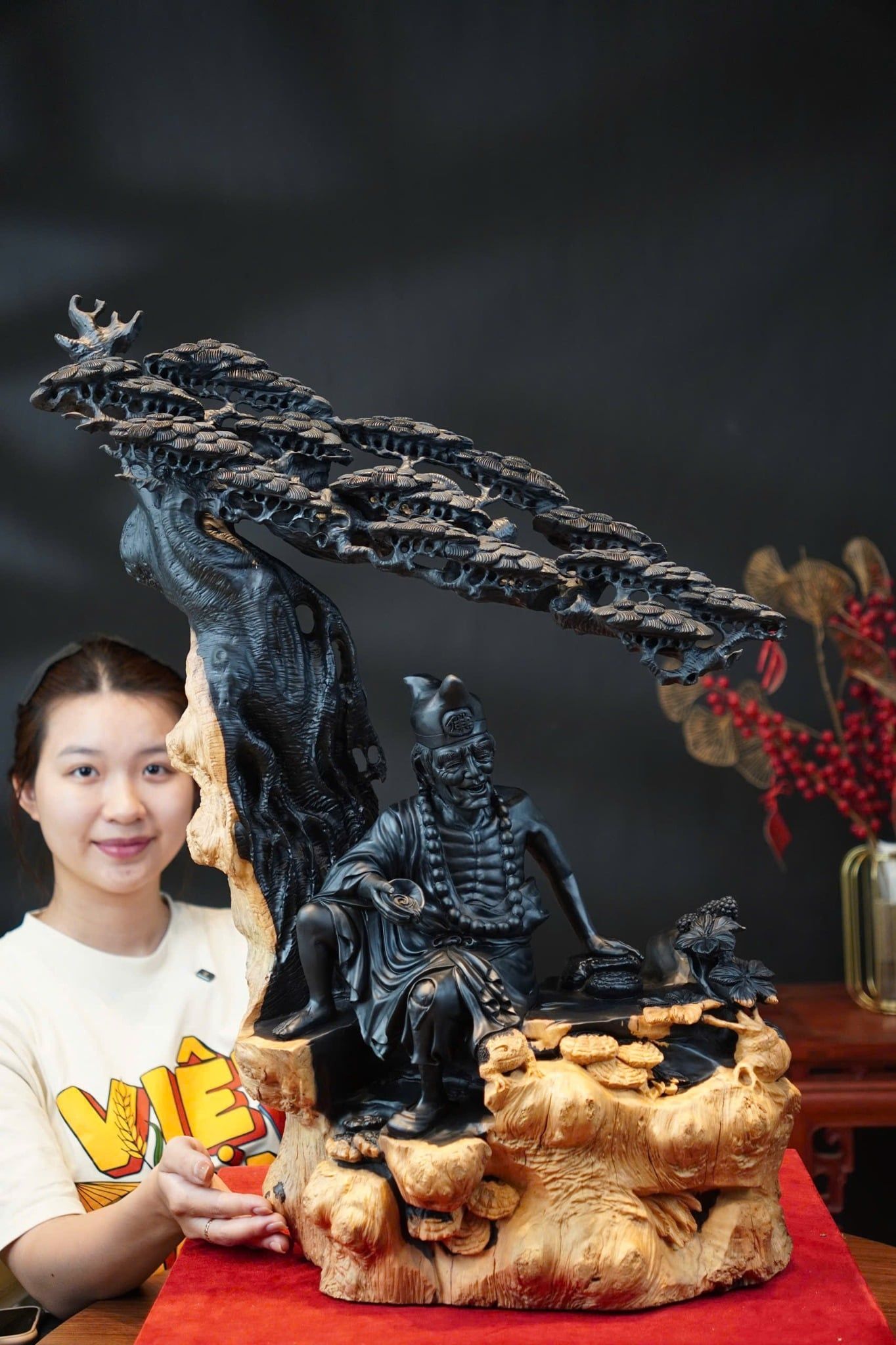 tượng tế công ngồi gốc tùng gỗ nu mun