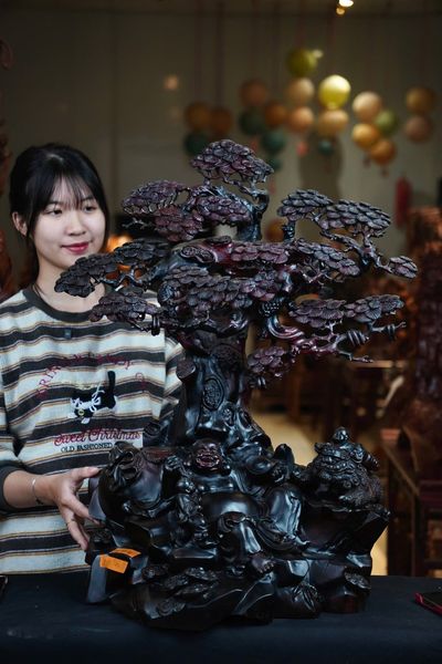 di lặc ngồi gốc tùng gỗ trắc