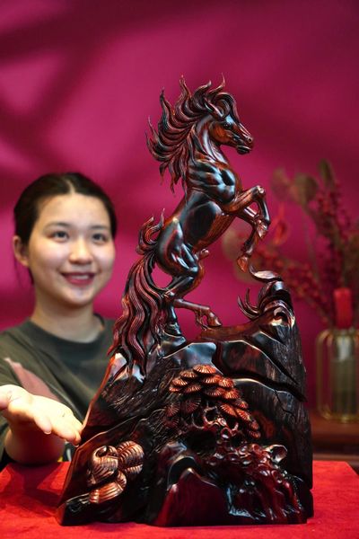 nhất mã phi thiên gỗ trắc