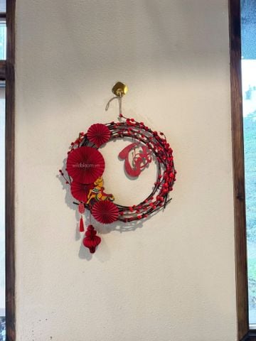 Vòng hoa trang trí Tết 45cm charm ngựa gỗ vẽ tay