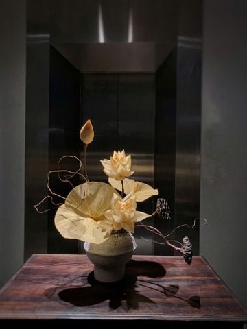 Bình hoa sen trắng M180028M