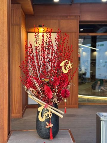 Bình hoa Tết nụ tầm xuân đỏ H130cm x W70cm