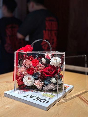 Hộp hoa hồng preserved đỏ H18xW22xD12cm