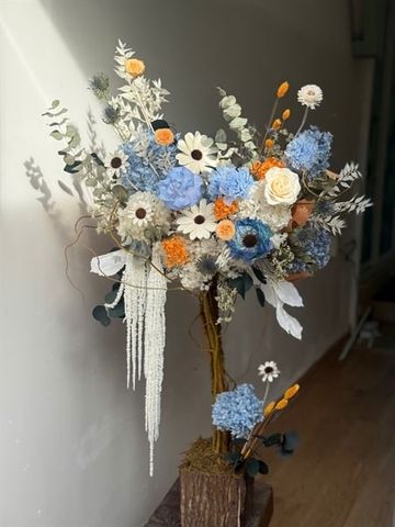 Cây hoa chúc mừng tone trắng-xanh pastel