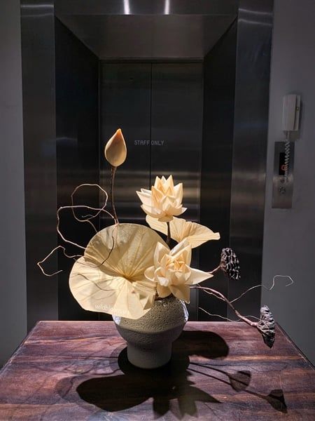 Bình hoa sen trắng M180028M