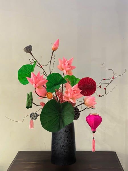 Bình hoa sen hồng bất tử theme Tết