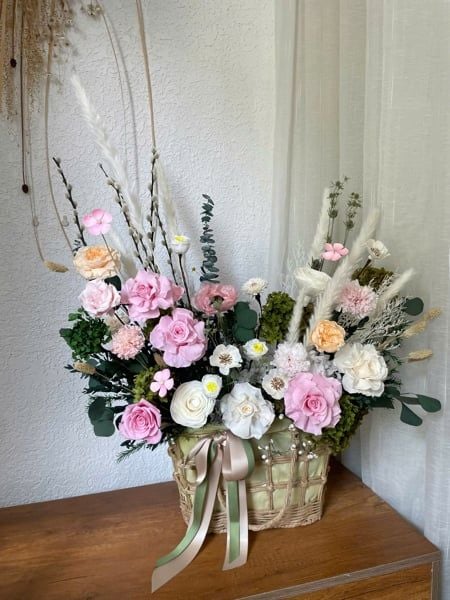 Giỏ hoa khô preserved tone trắng hồng