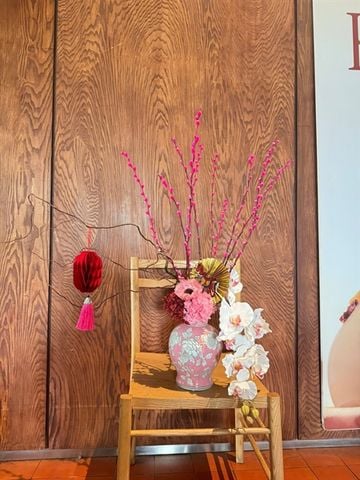 Bình hoa Tết nụ tầm xuân hồng