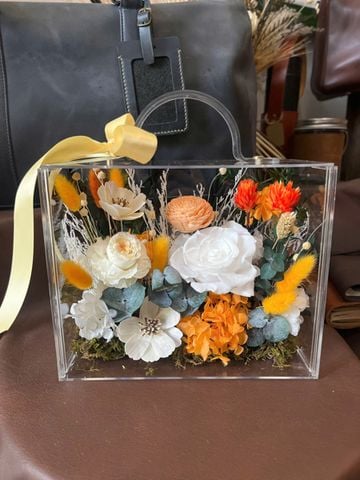 Hộp hoa khô Chúc mừng tone trắng cam