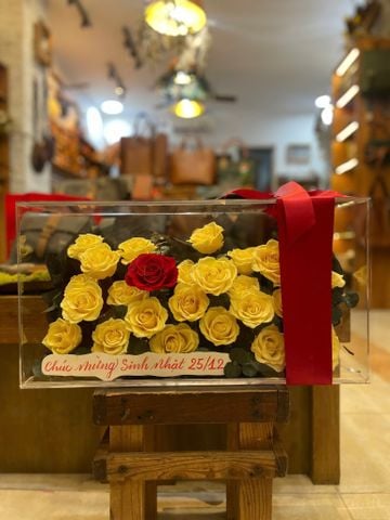 Hộp hoa hồng vĩnh cửu màu vàng L48cmxH25cm