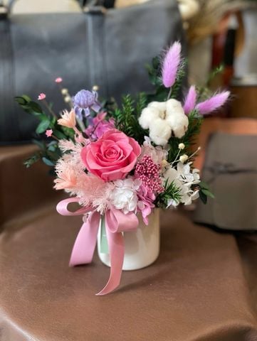 Bình hoa khô để bàn làm việc