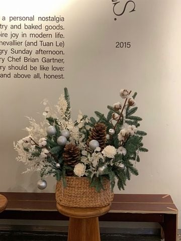 Giỏ thông Xmas tone trắng