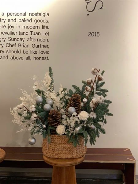 Giỏ thông Xmas tone trắng