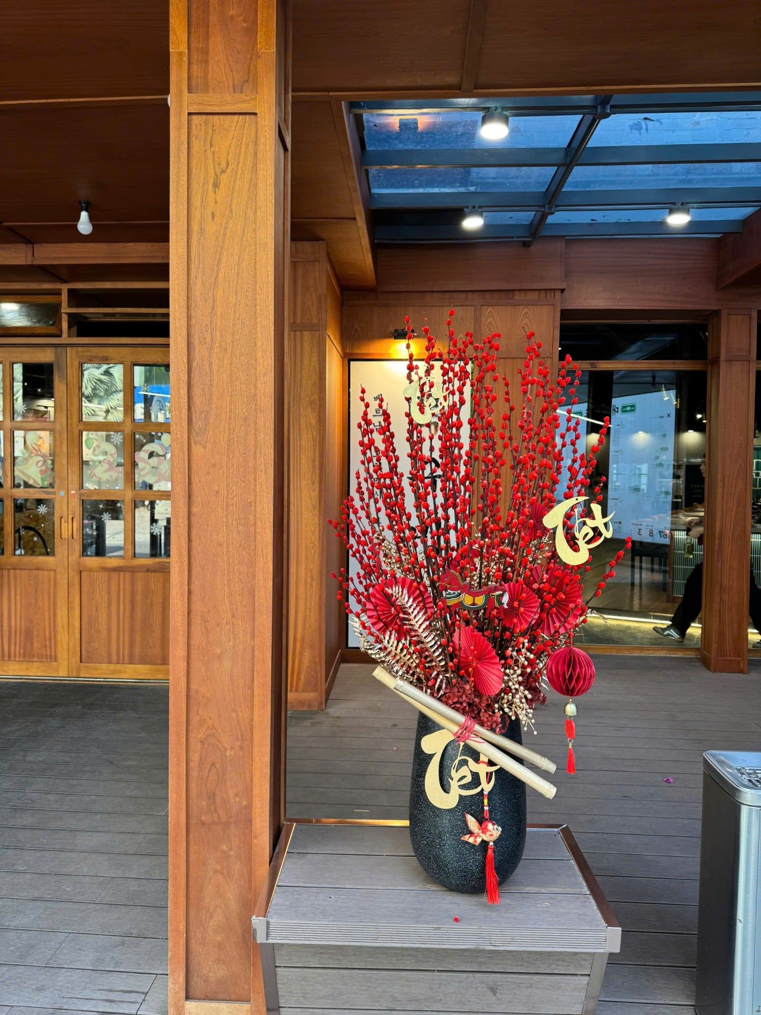 Bình hoa Tết nụ tầm xuân đỏ H130cm x W70cm