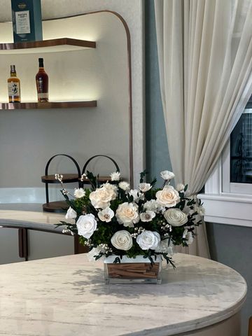 Chậu hoa hồng vĩnh cửu decor quầy lễ tân