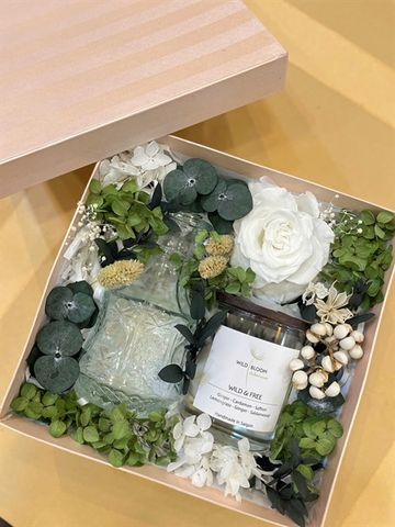 Hộp hoa custom (đựng mỹ phẩm, quà của khách) size M