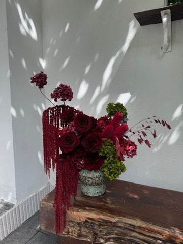 Bình hoa nội thất dền rũ đỏ