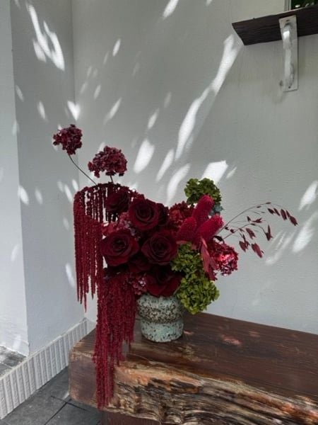 Bình hoa nội thất dền rũ đỏ